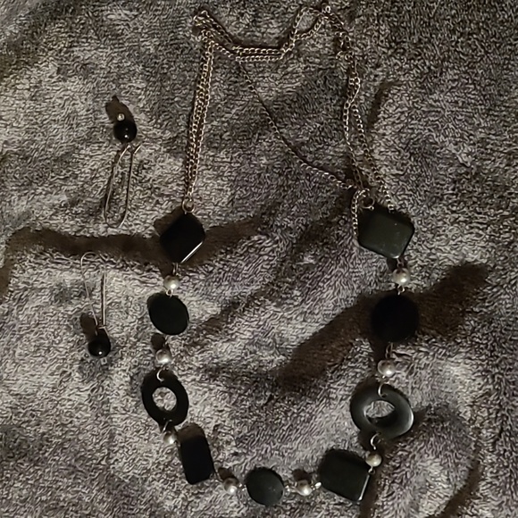 WAS $69. Reversible Silvertone chain necklace WITH hanging black bead earrings - Picture 10 of 10